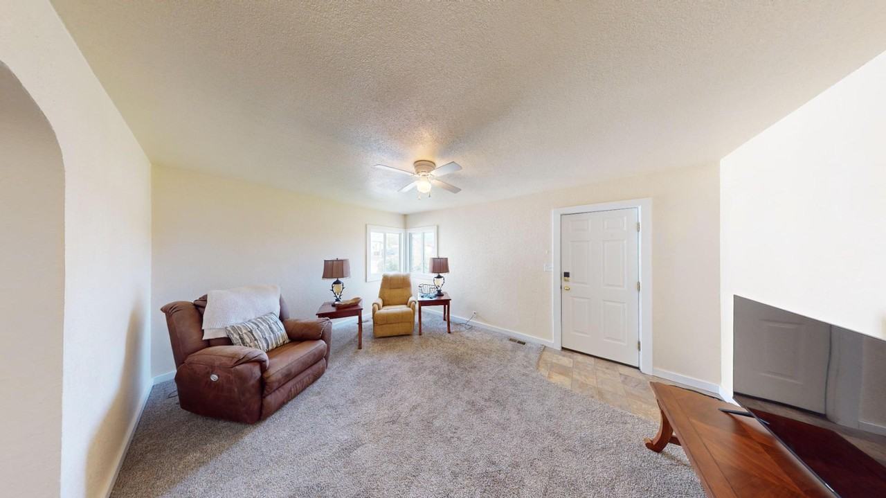 526 N Broadway Ave - Photo 7 of 16