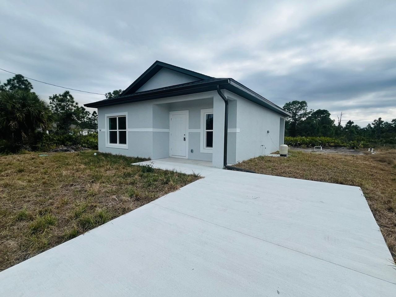 962 Commodore St - Photo 2 of 16