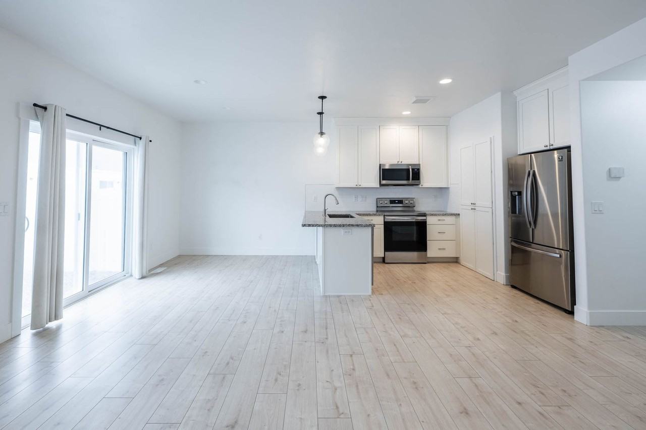 434 S 3rd W - Photo 5 of 28