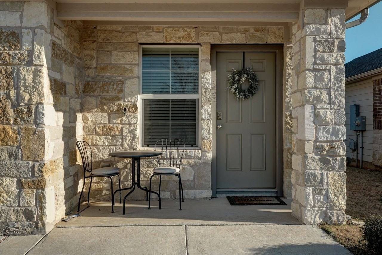 153 Roanwood Dr - Photo 2 of 15