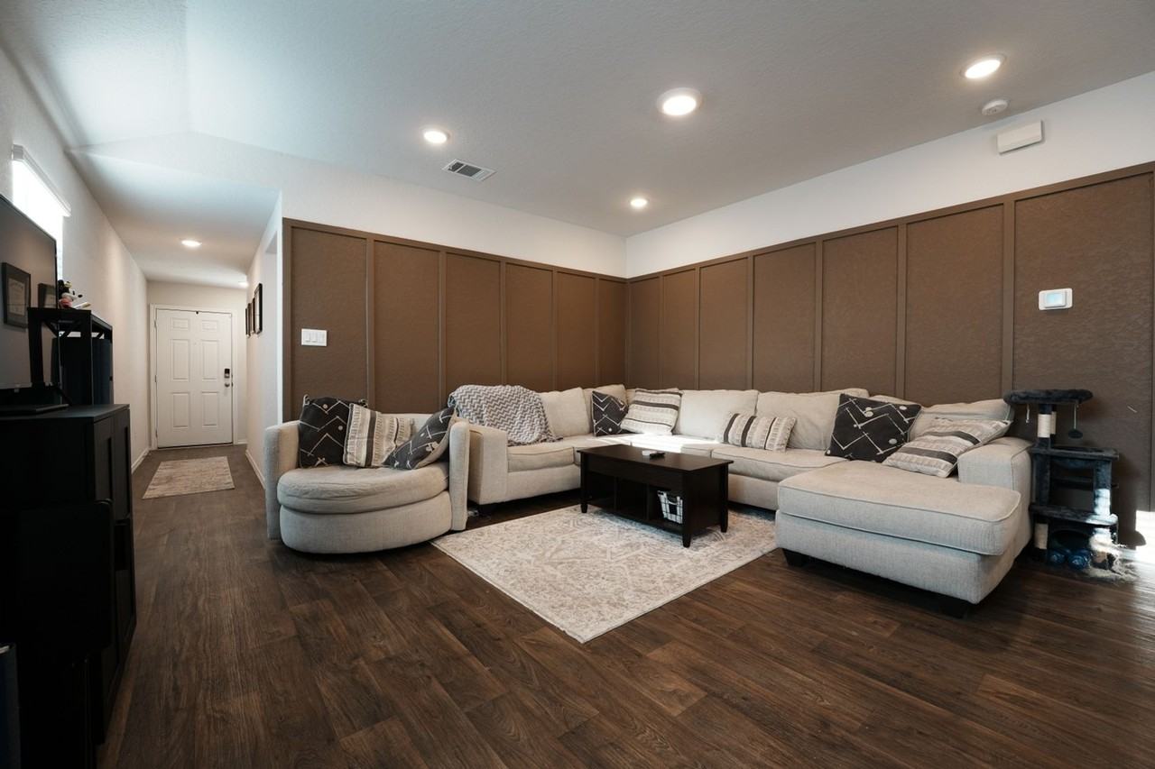 153 Roanwood Dr - Photo 4 of 15