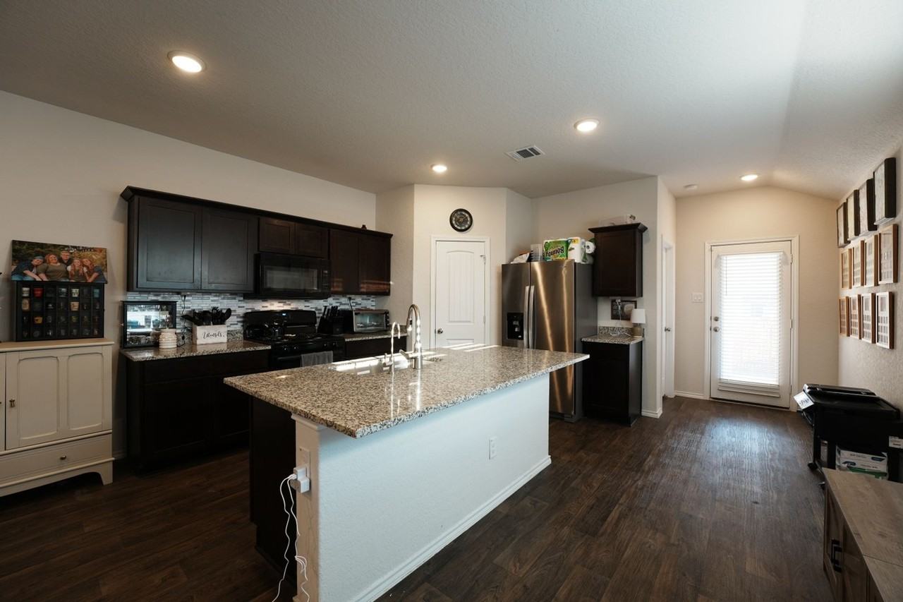 153 Roanwood Dr - Photo 6 of 15