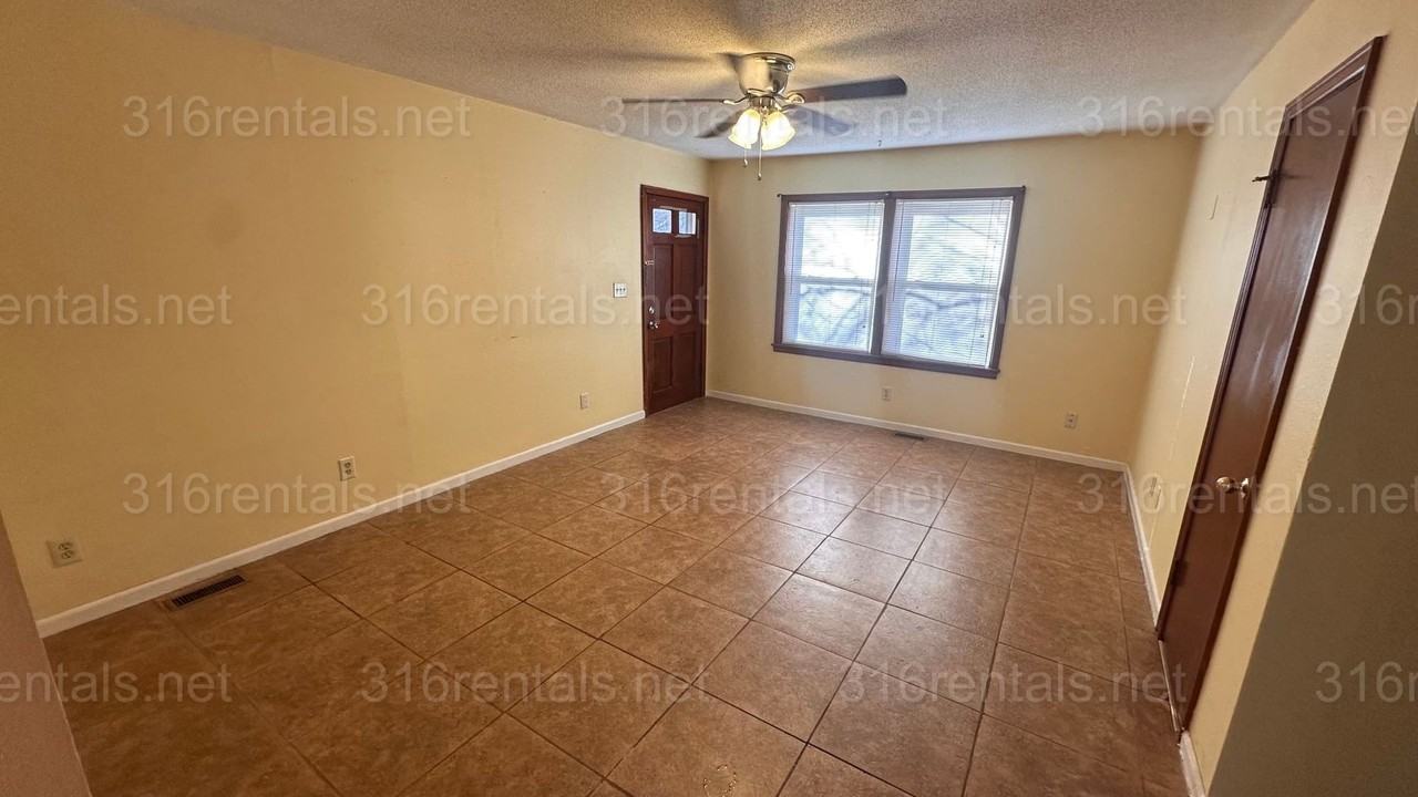 225 S Custer Ave - Photo 2 of 13