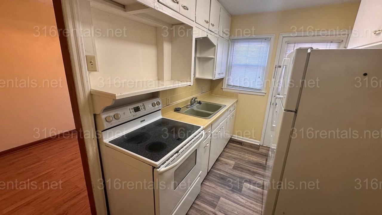 225 S Custer Ave - Photo 6 of 13