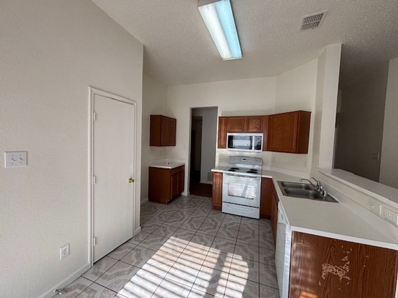 1008 Rock Springs Dr - Photo 4 of 40