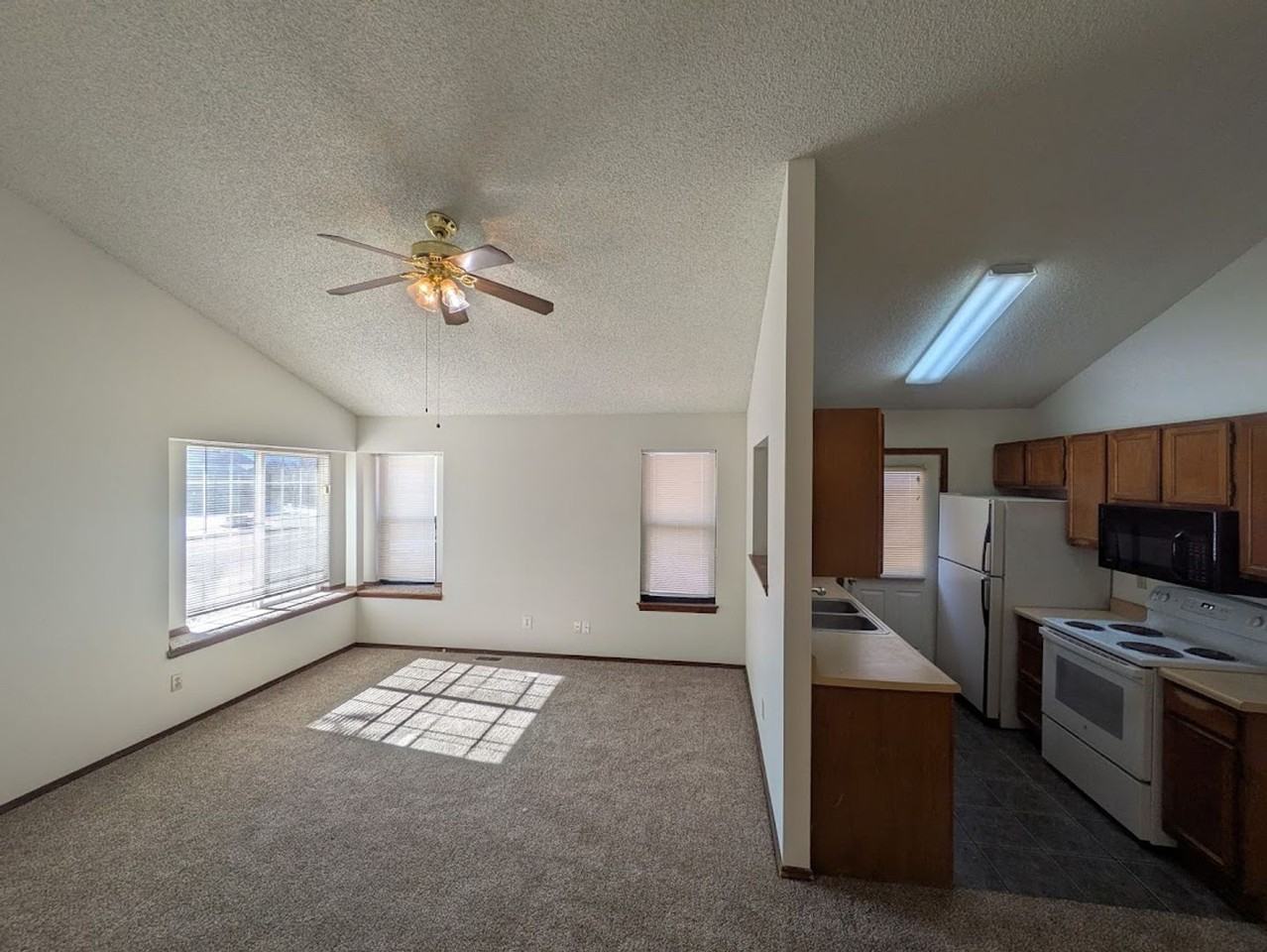 6470 Lonsdale Dr - Photo 5 of 9