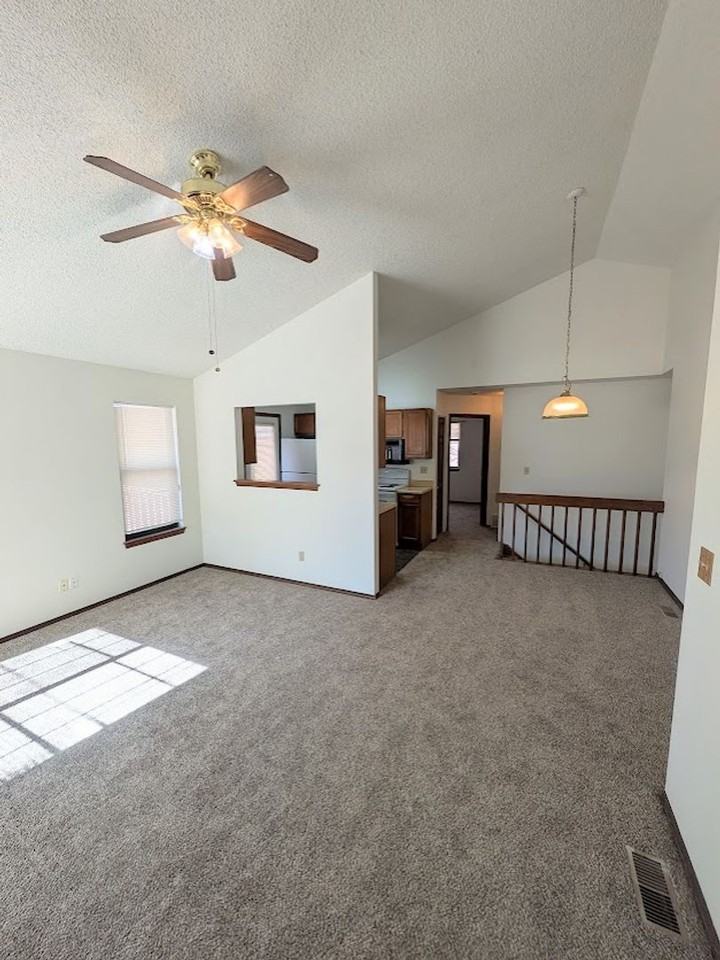 6470 Lonsdale Dr - Photo 6 of 9