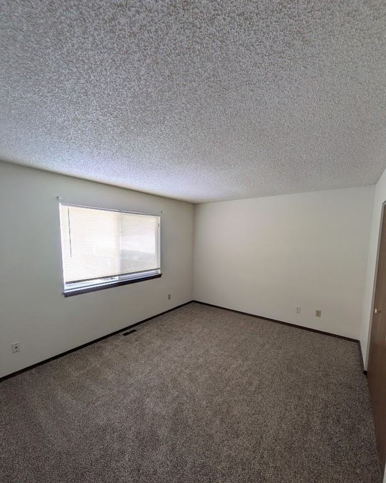 6470 Lonsdale Dr - Photo 7 of 9