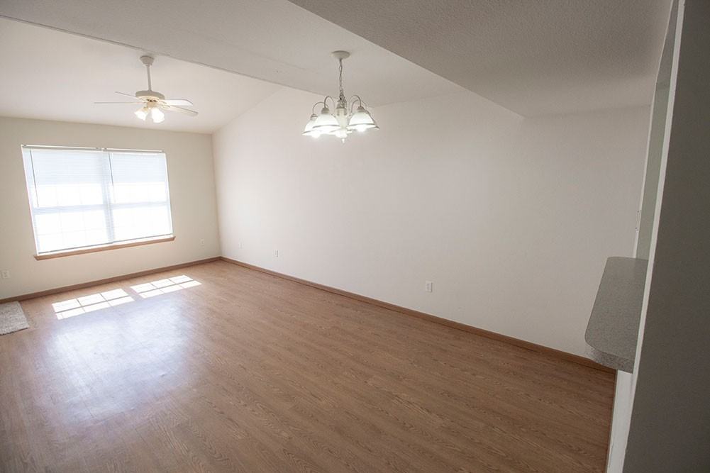 1529 Bodie Dr - Photo 5 of 31