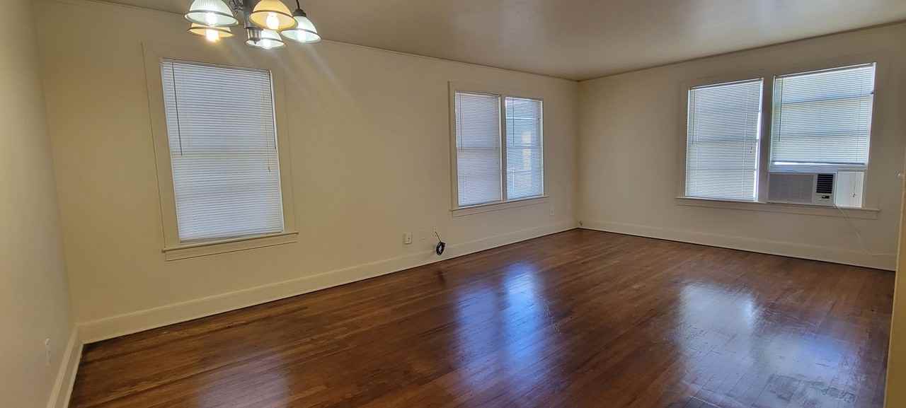 207 Ne Boulevard - Photo 2 of 24