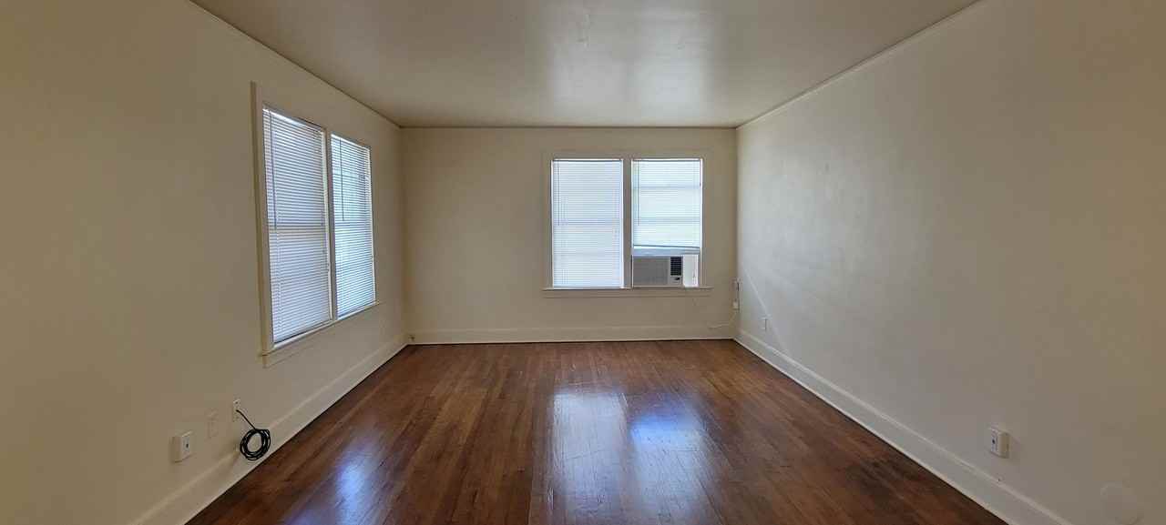 207 Ne Boulevard - Photo 3 of 24