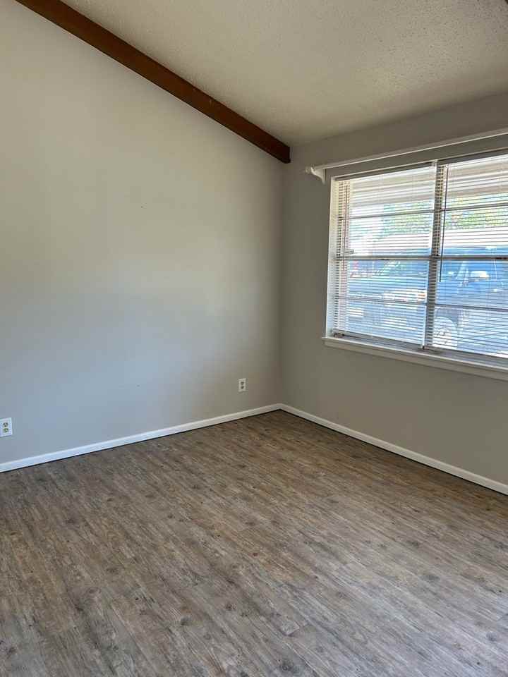 5423 45th St - Photo 3 of 7