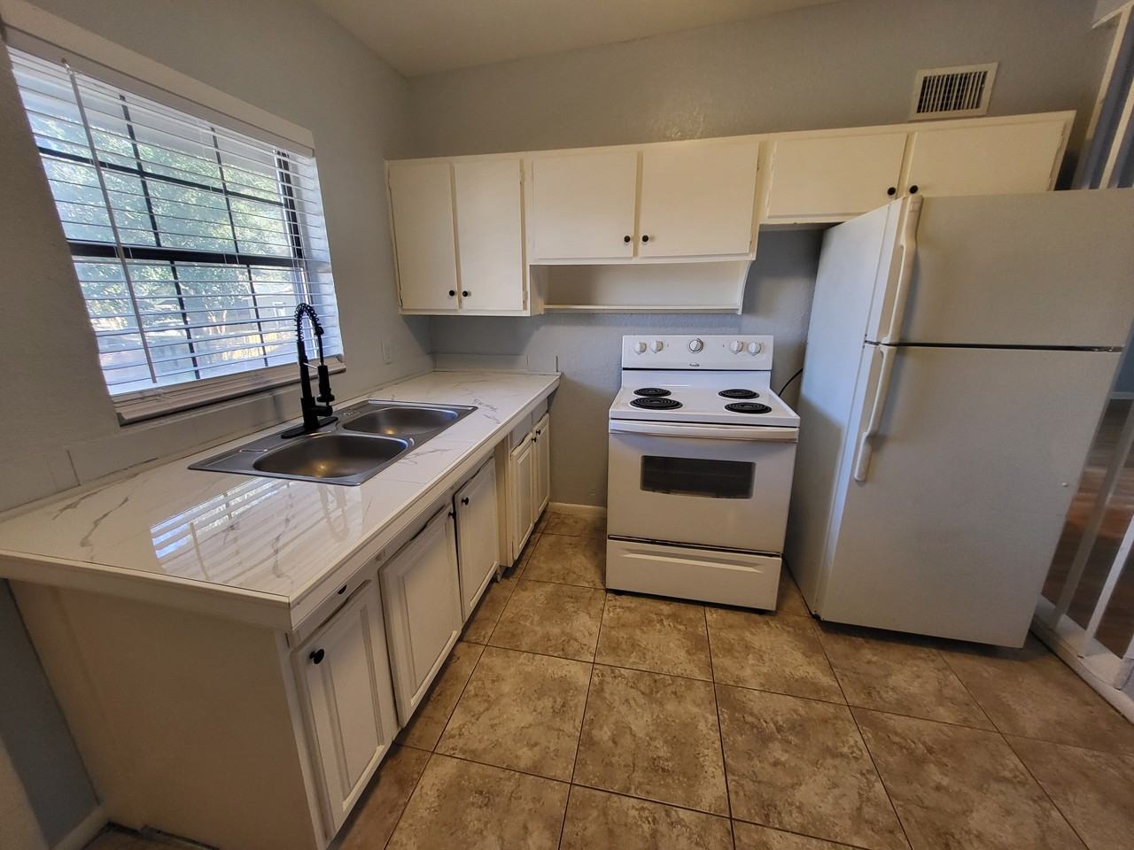 2648 Dellwood Ave #4 - Photo 4 of 9