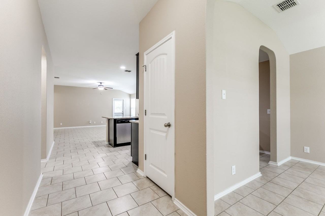 8402 Hudson Holw - Photo 3 of 25