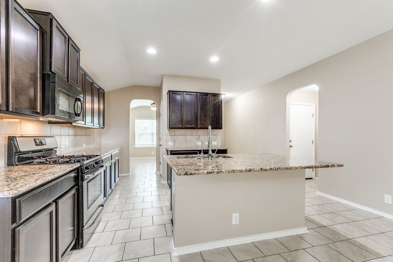 8402 Hudson Holw - Photo 5 of 25