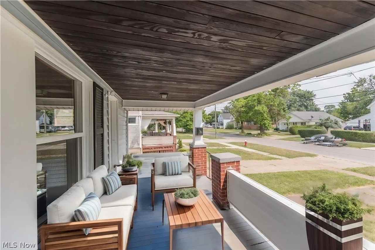 922 W 22nd St - Photo 2 of 20