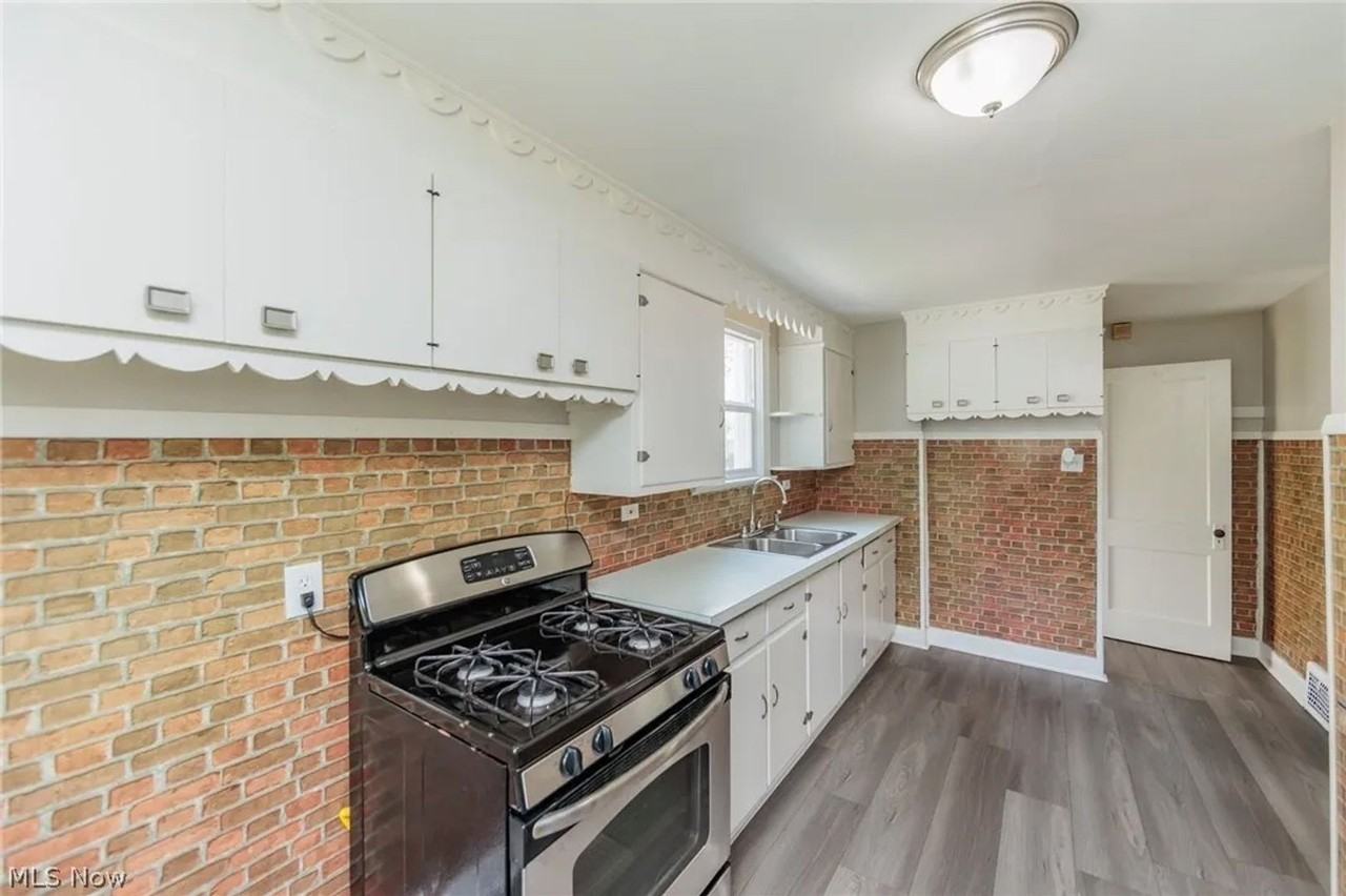 922 W 22nd St - Photo 7 of 20