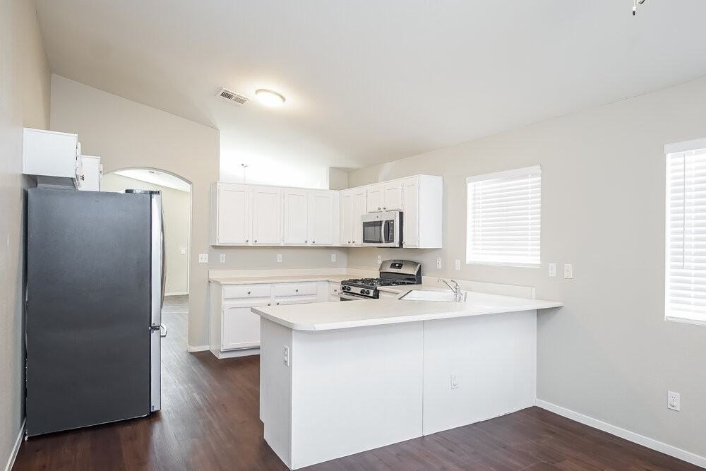 7032 Village Shore Ct - Photo 5 of 15