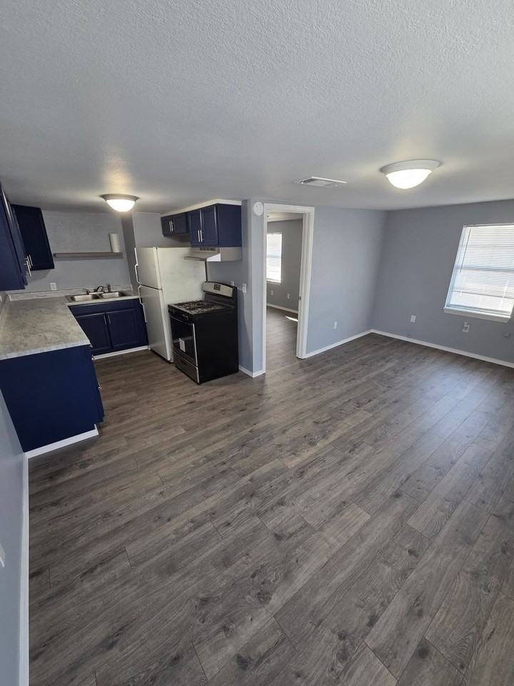 220 E J St - Photo 4 of 7