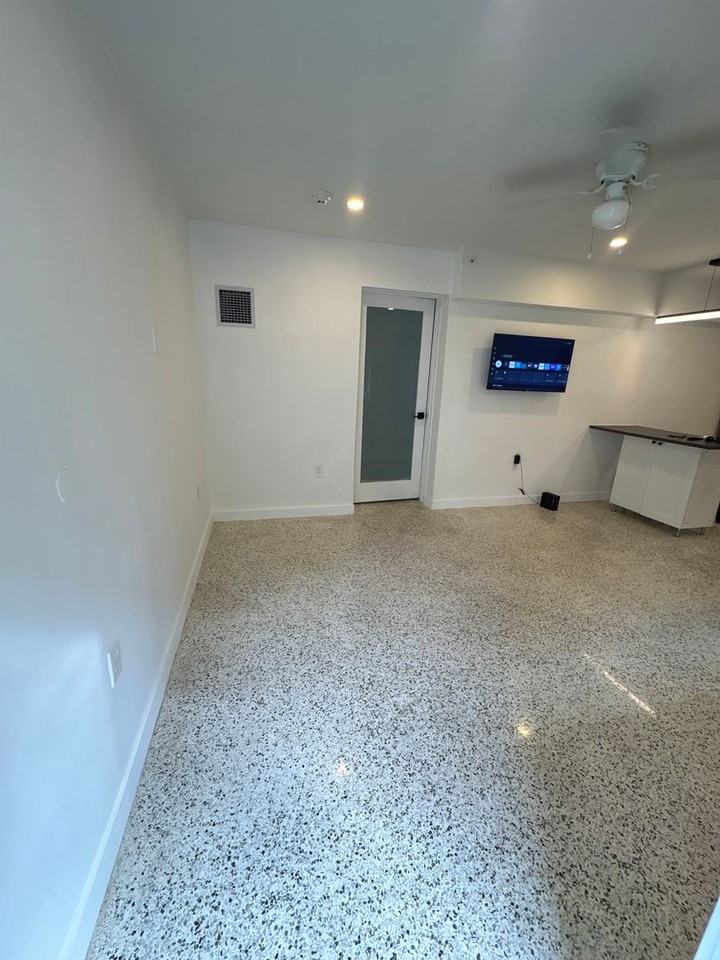 560 NW 1 ST - Photo 4 of 32