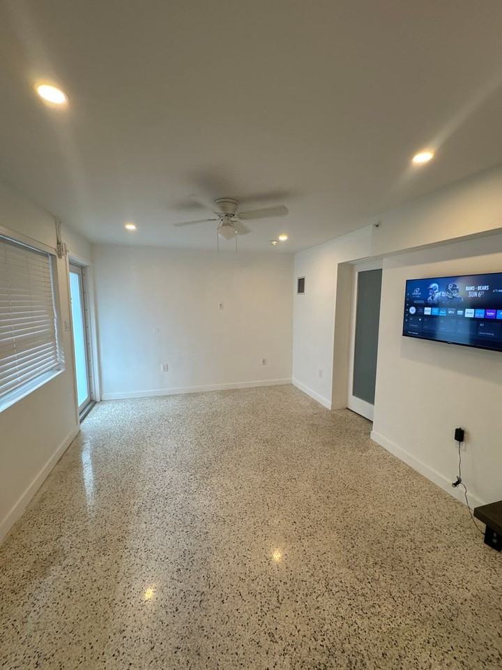 560 NW 1 ST - Photo 5 of 32