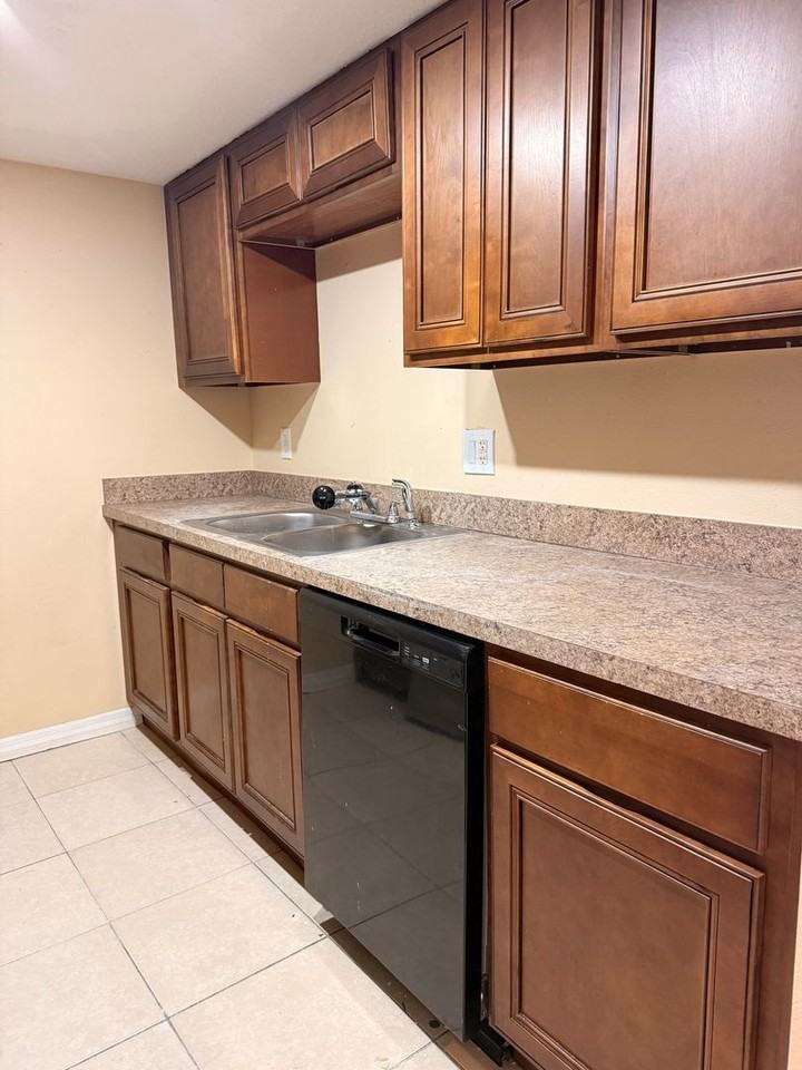 934 Lake Destiny Rd - Photo 5 of 25