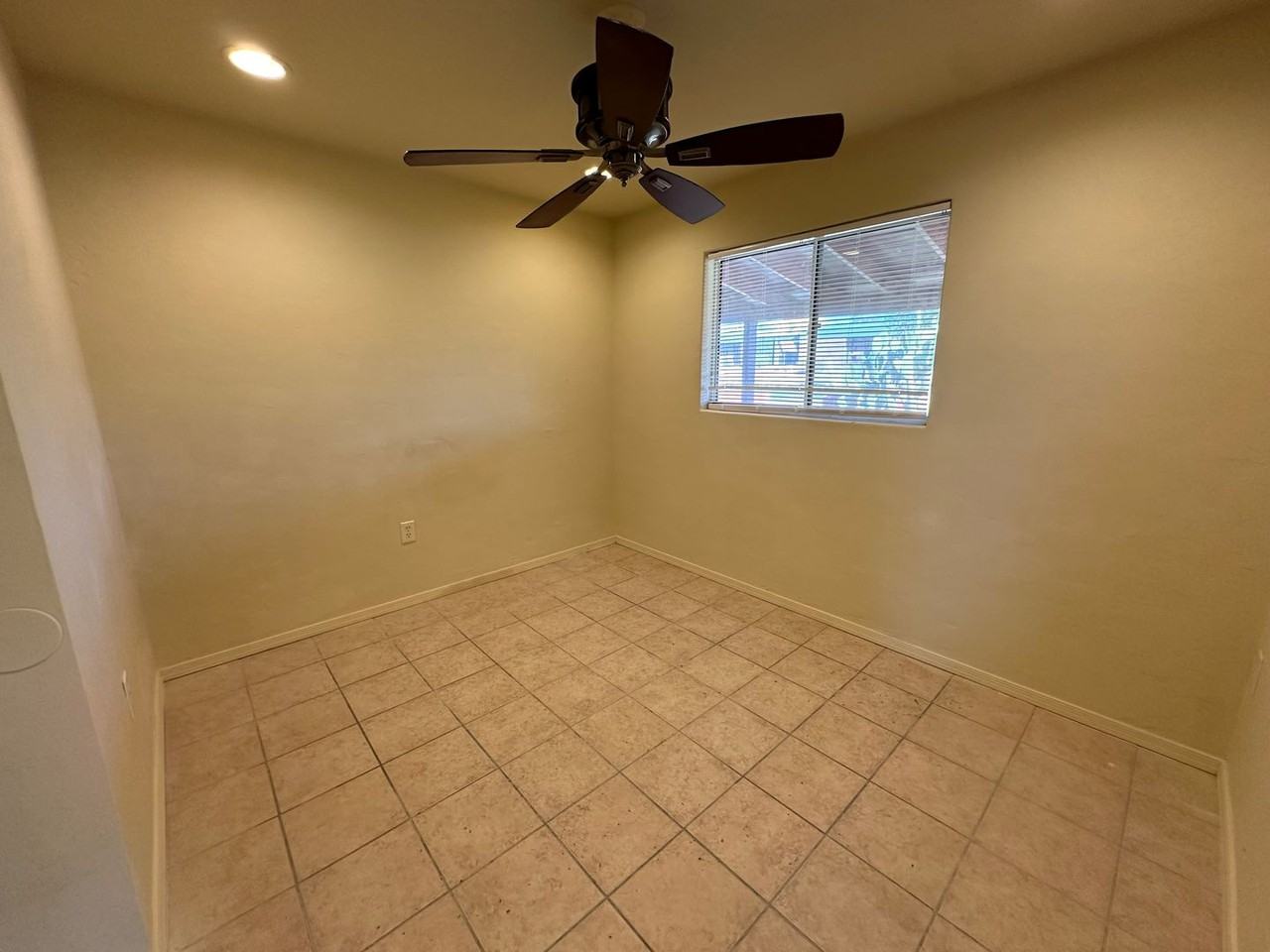 801 801 - 823 N Swan Rd - Photo 6 of 7