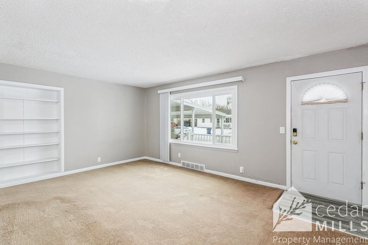 2445 N Chautauqua Ave - Photo 2 of 11