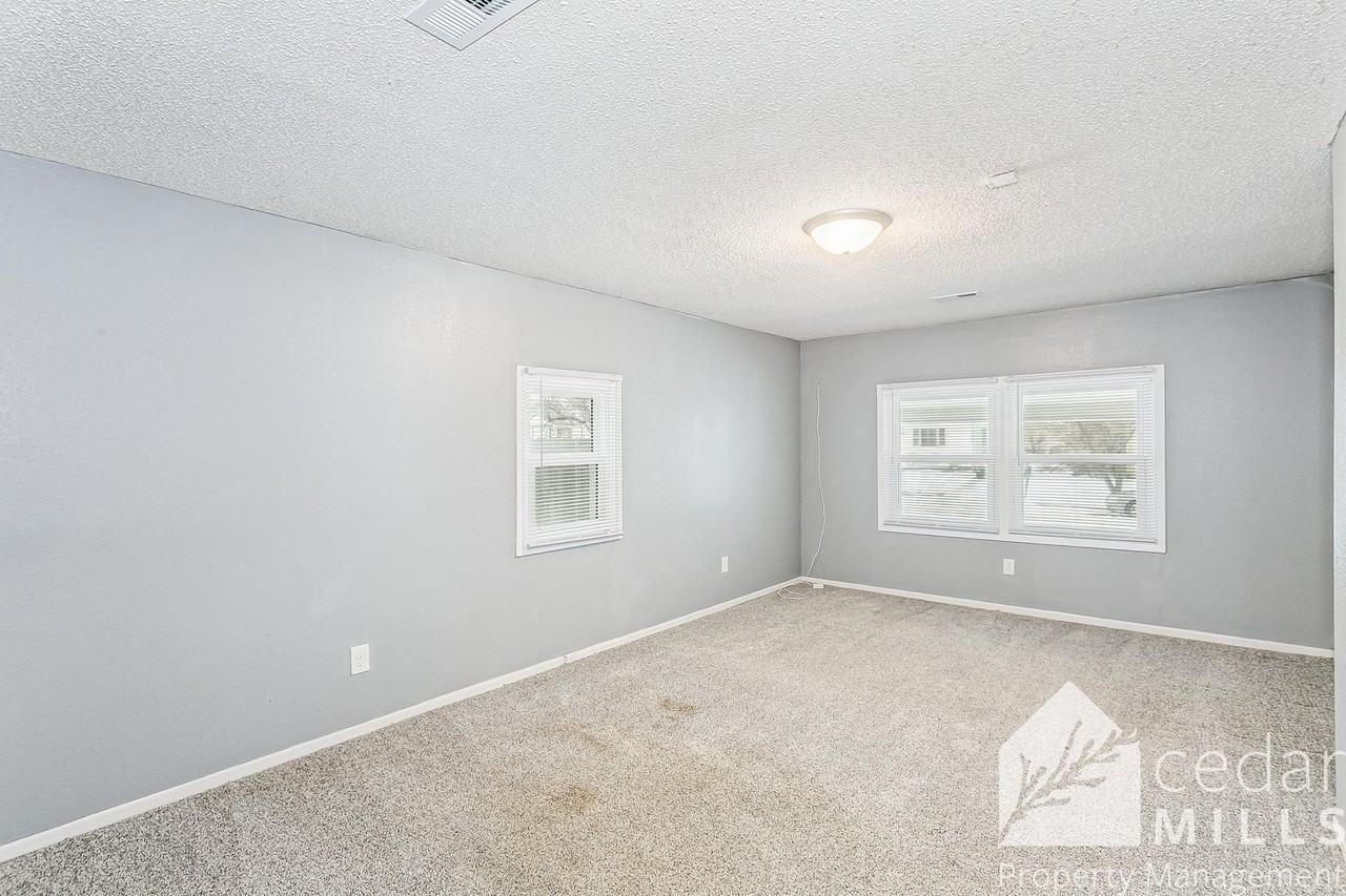 2445 N Chautauqua Ave - Photo 3 of 11