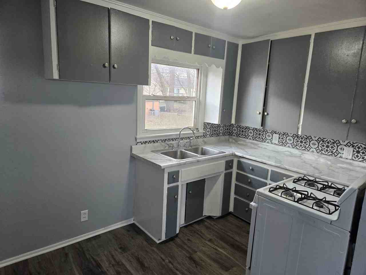 1754 Newell St - Photo 3 of 14