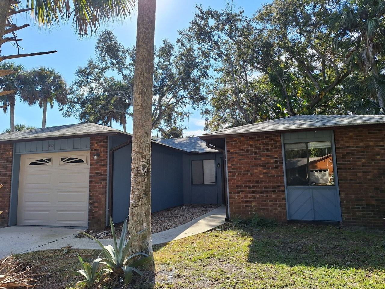 1204 Regent St - Photo 2 of 14