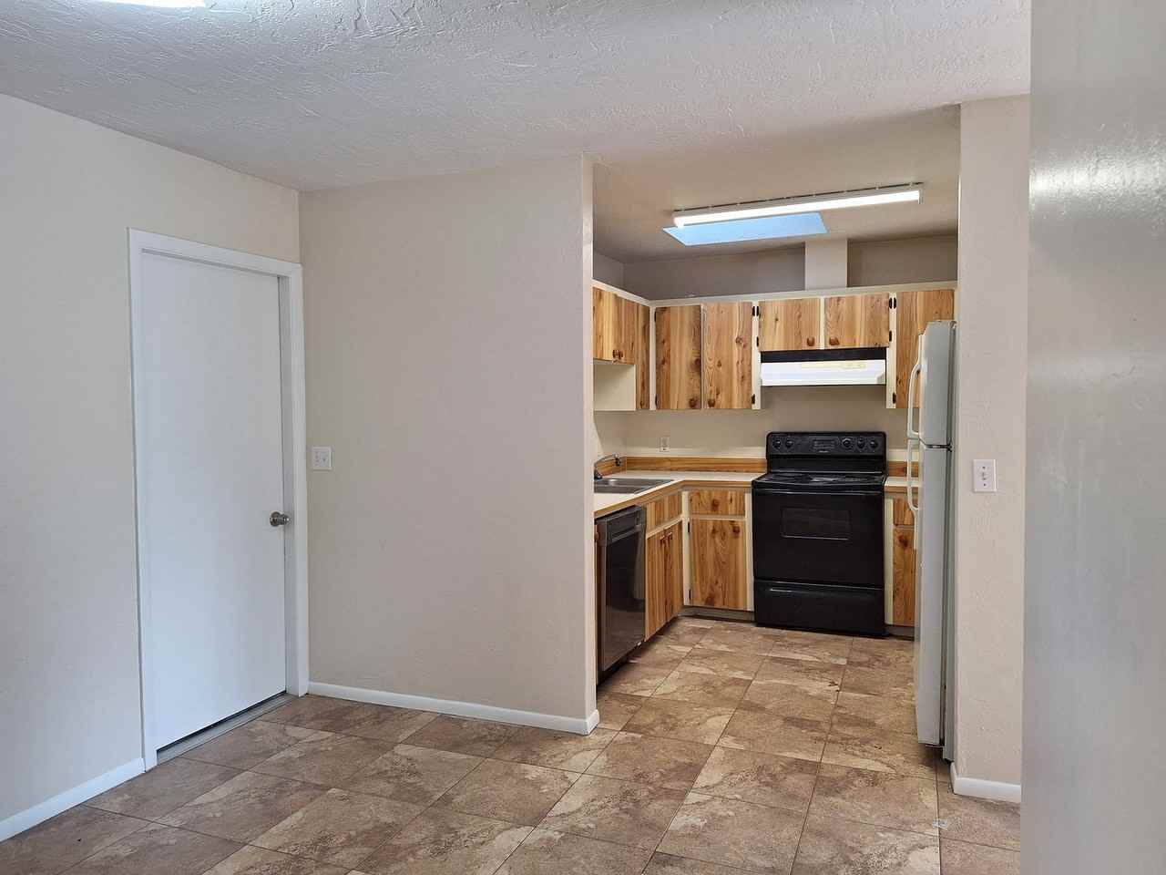 1204 Regent St - Photo 5 of 14