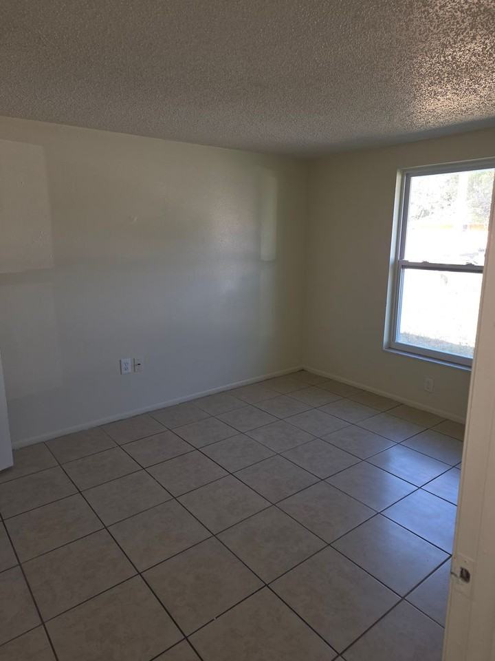 1020 61st Avenue Ter E - Photo 4 of 6