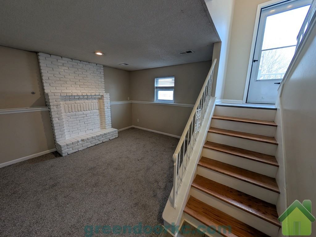 823 S Lindenwood Dr #823 - Photo 2 of 13