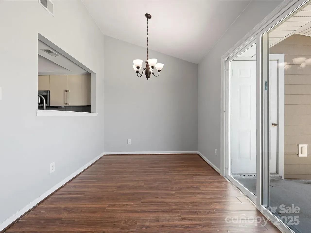 9404 S Vicksburg Park Ct - Photo 5 of 19