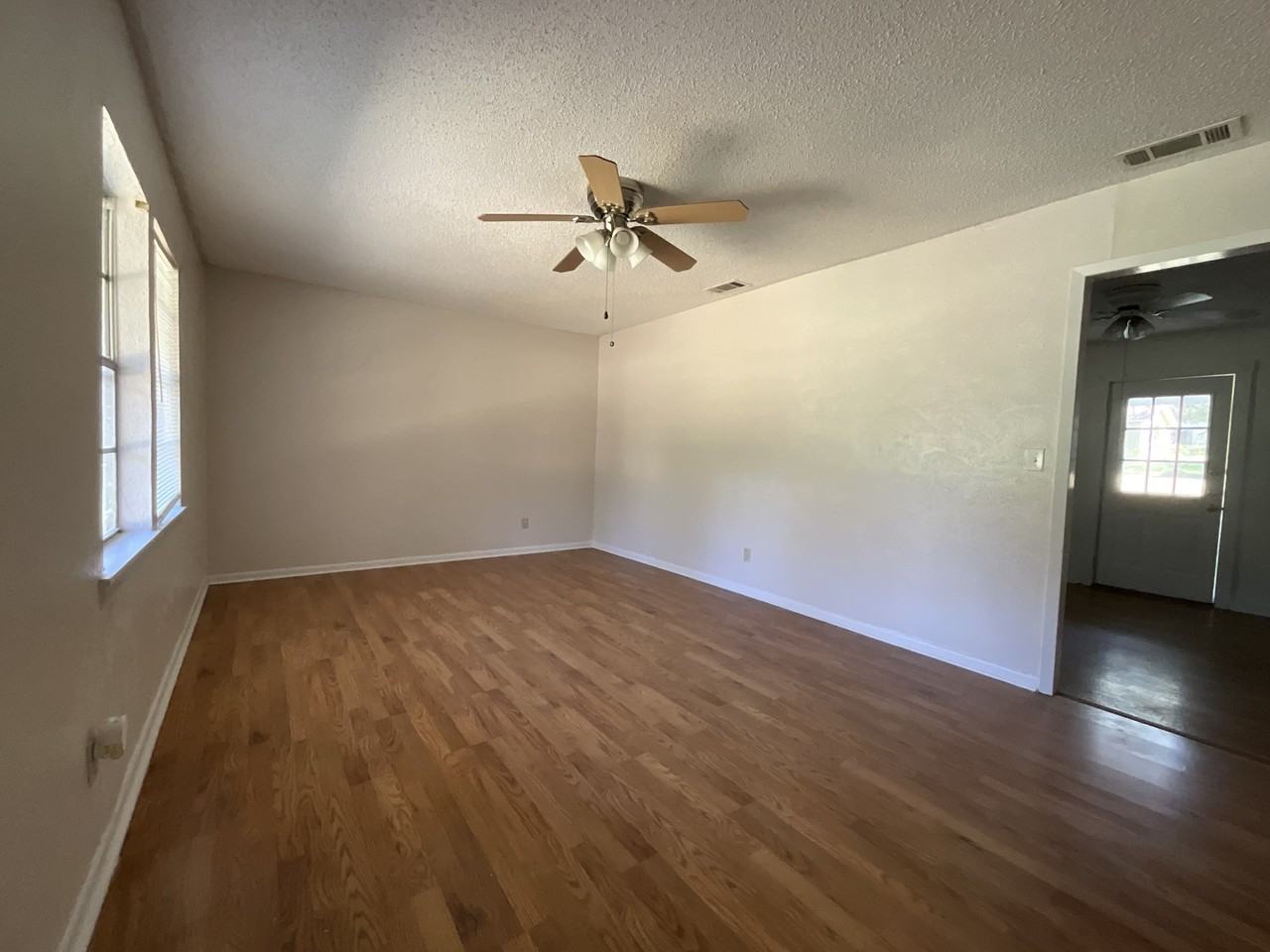 1130 Clay St #1 - Photo 4 of 14