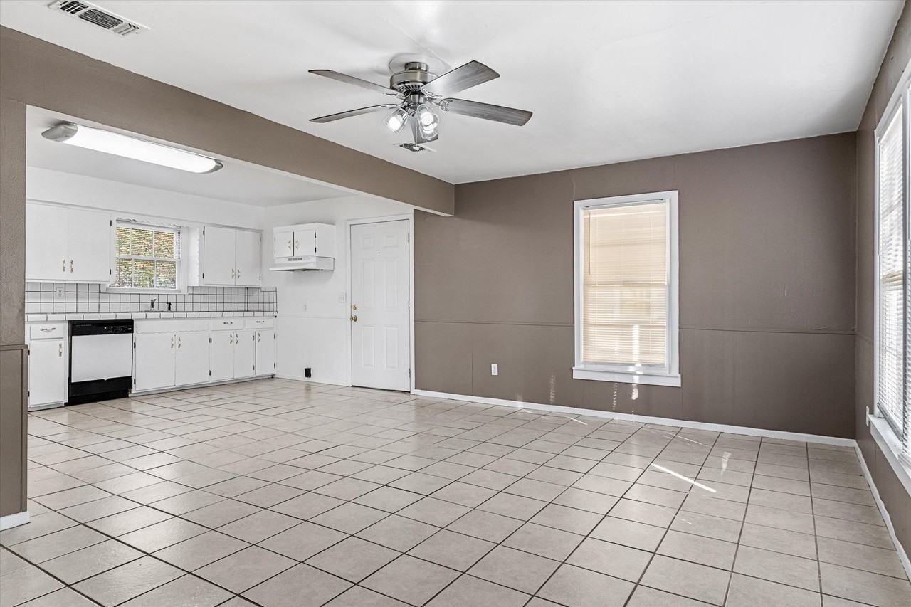 209 N Richardson St #1 - Photo 3 of 11