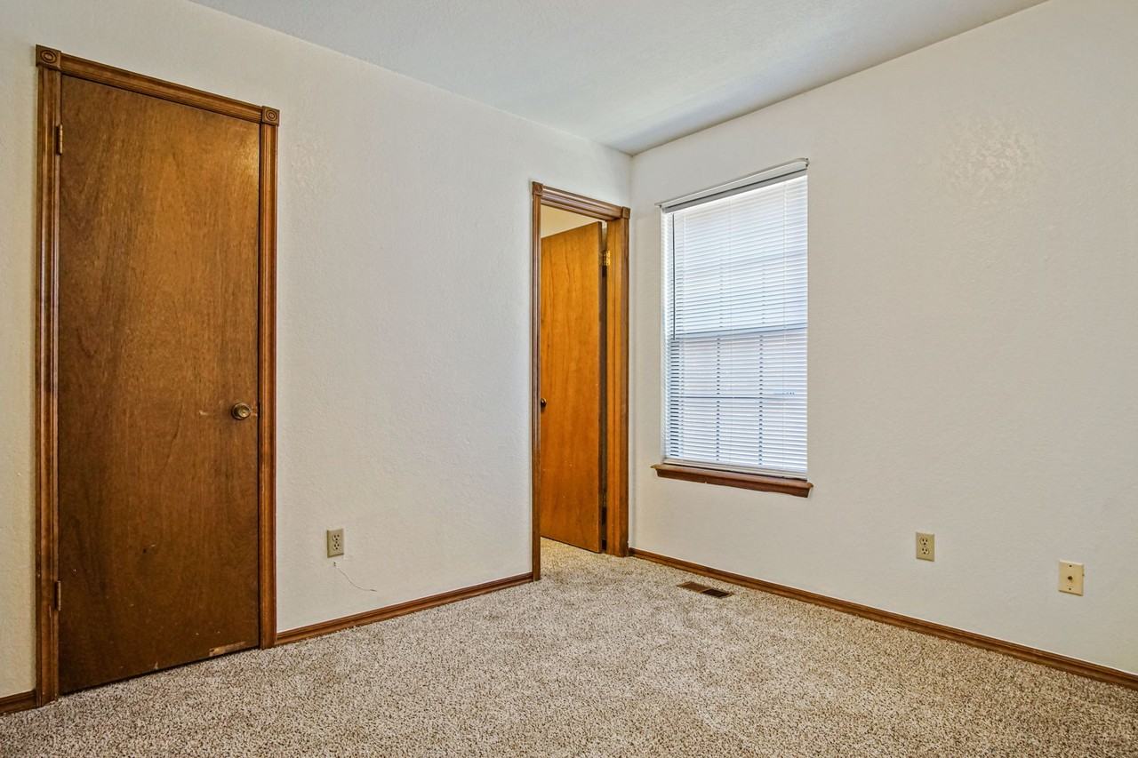 8910 Oak Valley Dr #1 - Photo 5 of 25