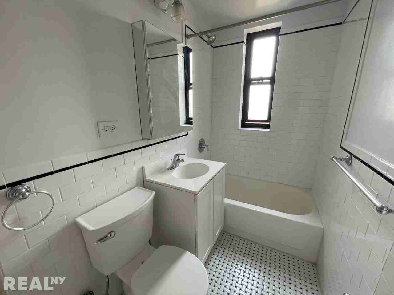 850 Amsterdam Ave #11C - Photo 3 of 5