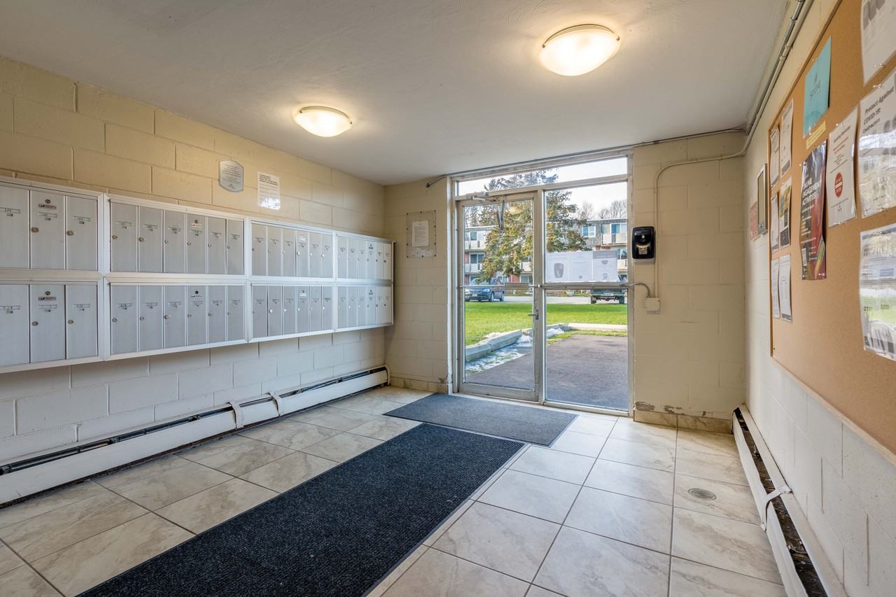 Huron Manor Apartments - Photo 4 of 19