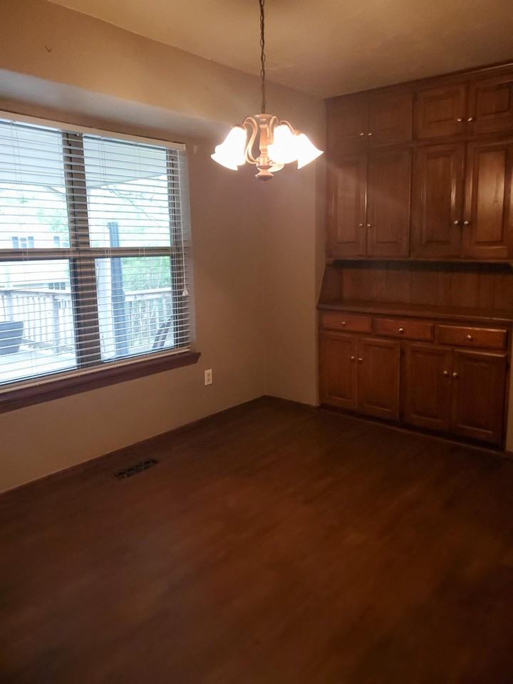 912 E 10th St #1 - Photo 5 of 20