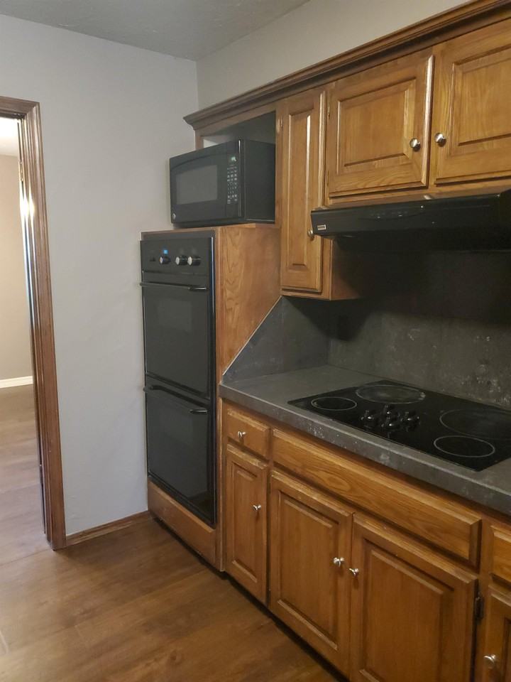 912 E 10th St #1 - Photo 7 of 20