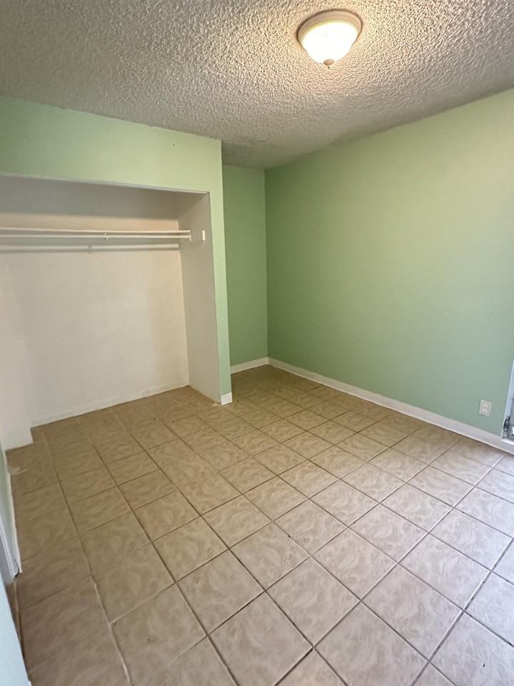 142 Lakeview Cir #8 - Photo 3 of 4