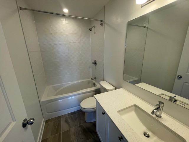 390 Rolling Meadow Cres - Photo 3 of 10