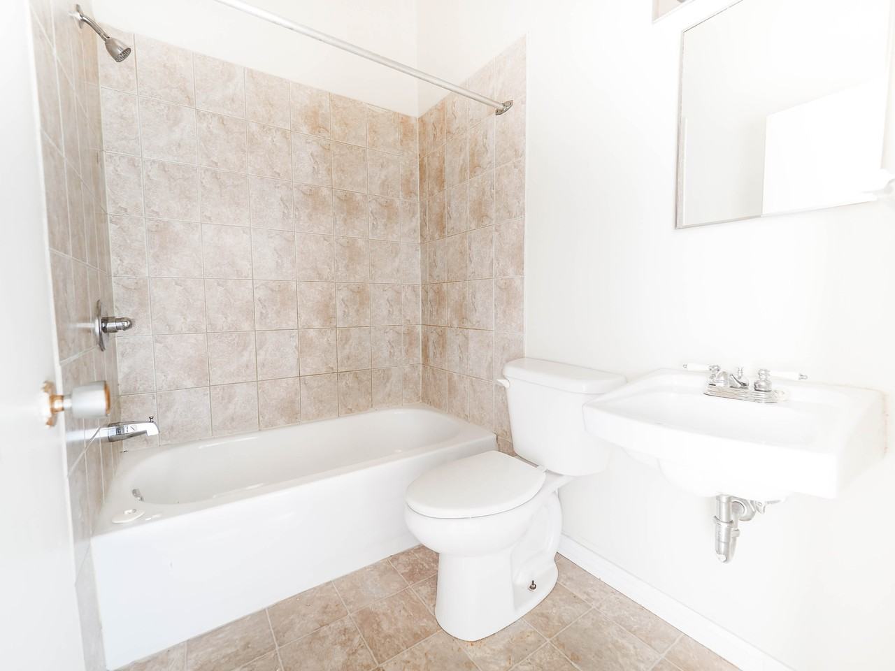 Creston House - Photo 7 of 8