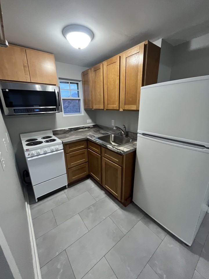 15 1/2 Elm St #1 - Photo 2 of 7