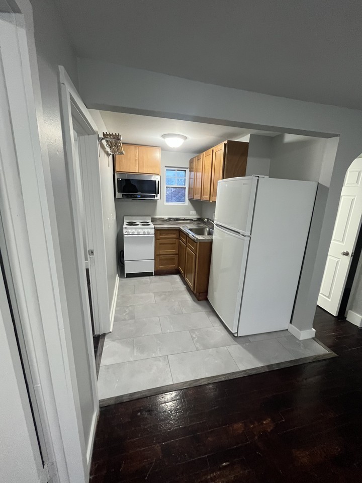 15 1/2 Elm St #1 - Photo 3 of 7