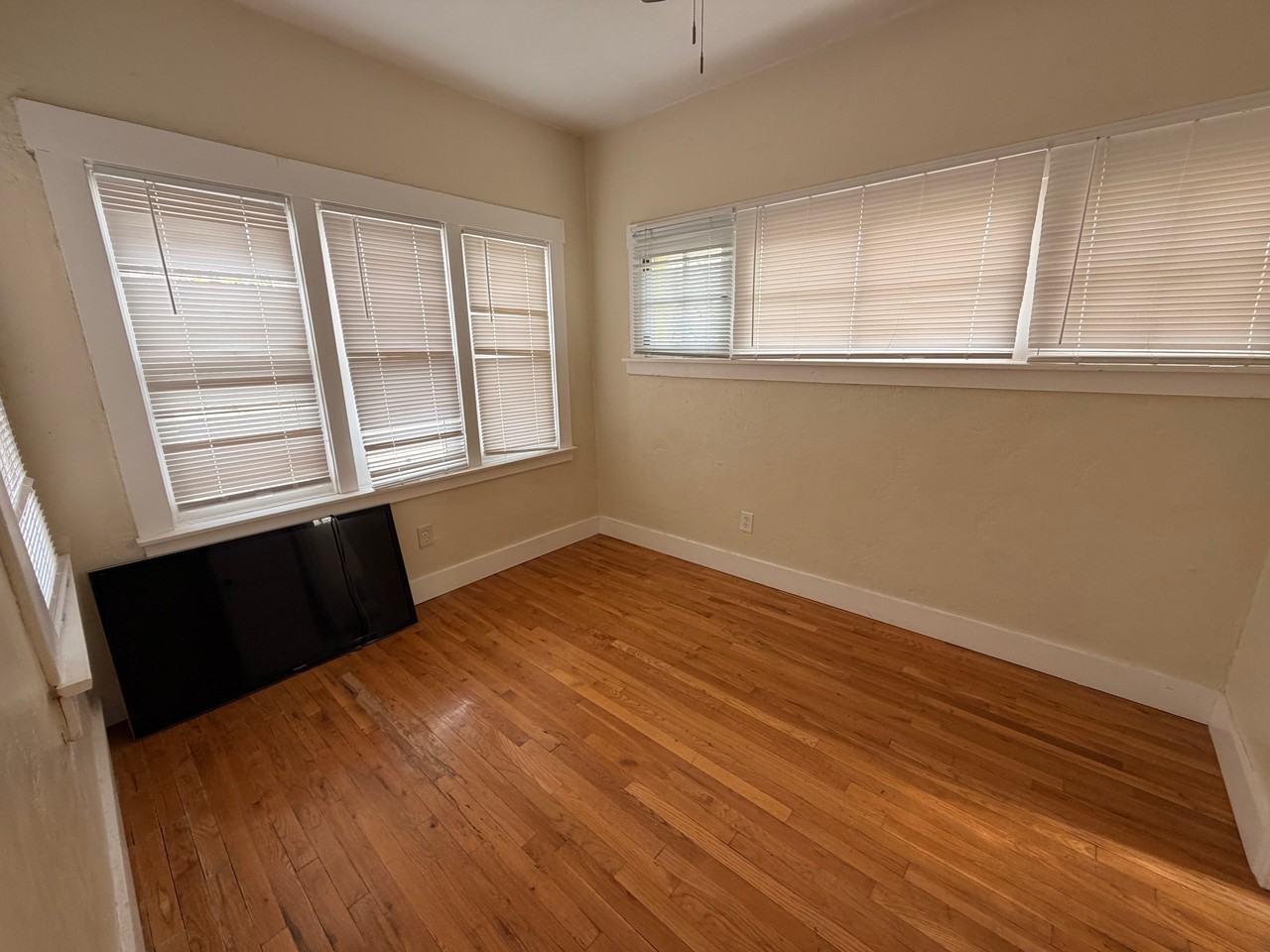 1030 E 7th St #1 - Photo 4 of 37