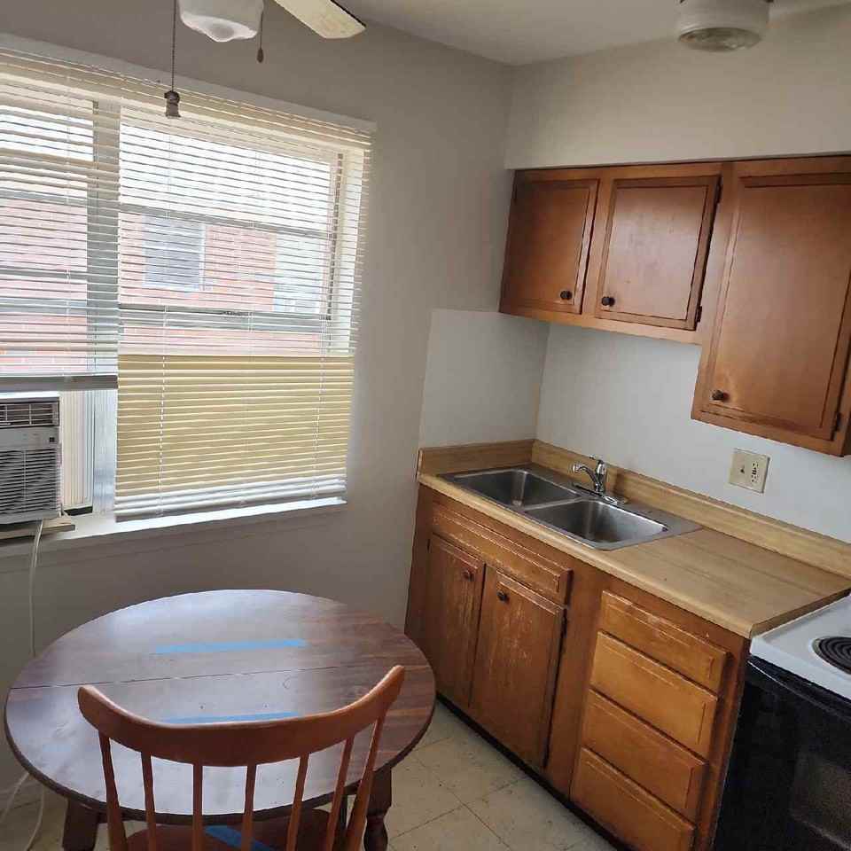 902 Sinclair StreetApt 3 #3 - Photo 5 of 17