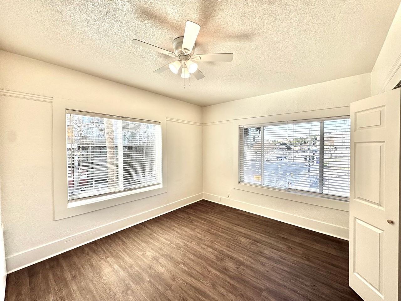 843 13th St - Photo 5 of 38